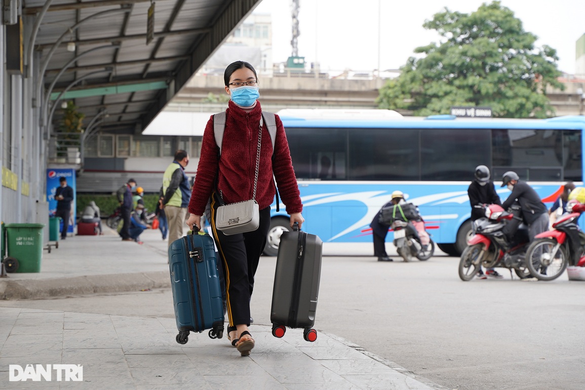 Người dân lỉnh kỉnh đồ đạc trở lại Thủ đô trong chiều mùng 4 Tết - 5 Người dân lỉnh kỉnh đồ đạc trở lại Thủ đô trong chiều mùng 4 Tết - 5