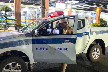 Cảnh sát giao thông lái xe tuần tra "mở đường" đưa sản phụ đi cấp cứu