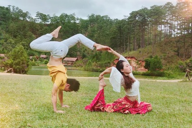 Độc đáo màn biểu diễn của cặp vợ chồng Yoga Việt Nam