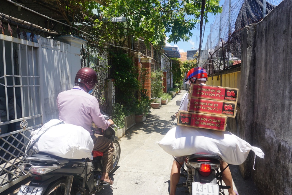 Người dân Đà Nẵng ở yên, gạo, cá, rau được trao tặng đến tận nhà - 1 Người dân Đà Nẵng ở yên, gạo, cá, rau được trao tặng đến tận nhà - 1
