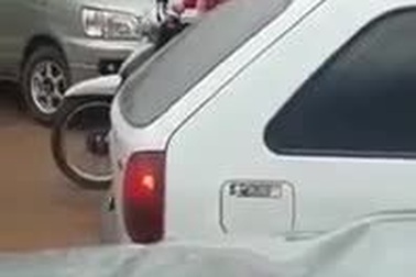 Bà mẹ tồi suýt giết con trong lúc lái xe máy