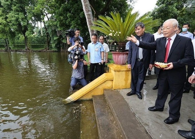 Tổng Bí thư Nguyễn Phú Trọng thăm ao cá Bác Hồ. 
