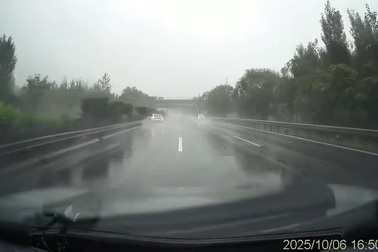 Ô tô mất lái, xoay 180 độ trên mặt đường trơn ướt