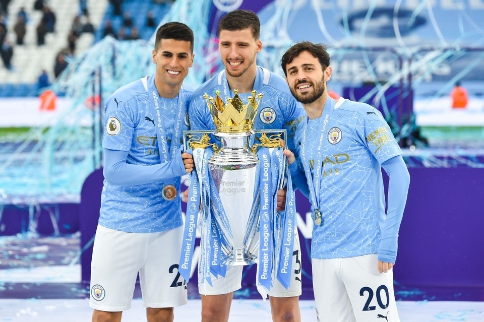 Man City nhận cúp bạc, Aguero được tặng quà đặc biệt - 18 Man City nhận cúp bạc, Aguero được tặng quà đặc biệt - 18