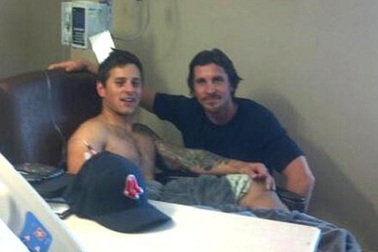 Diễn viên phim Batman 3 tới thăm nạn nhân vụ xả súng 