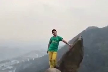 Mải tạo dáng chụp ảnh, du khách trượt tay lăn xuống vách đá