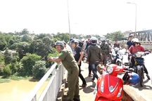 Một buổi sáng hai người nghi tự tử trên cùng một cây cầu