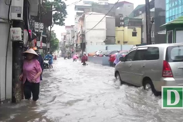 Mưa lớn khiến nhiều khu vực Hà Nội ngập sâu