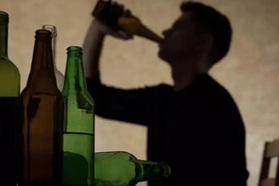 Mỗi ngày uống 1 lít rượu, người đàn ông 38 tuổi bị ho ra máu