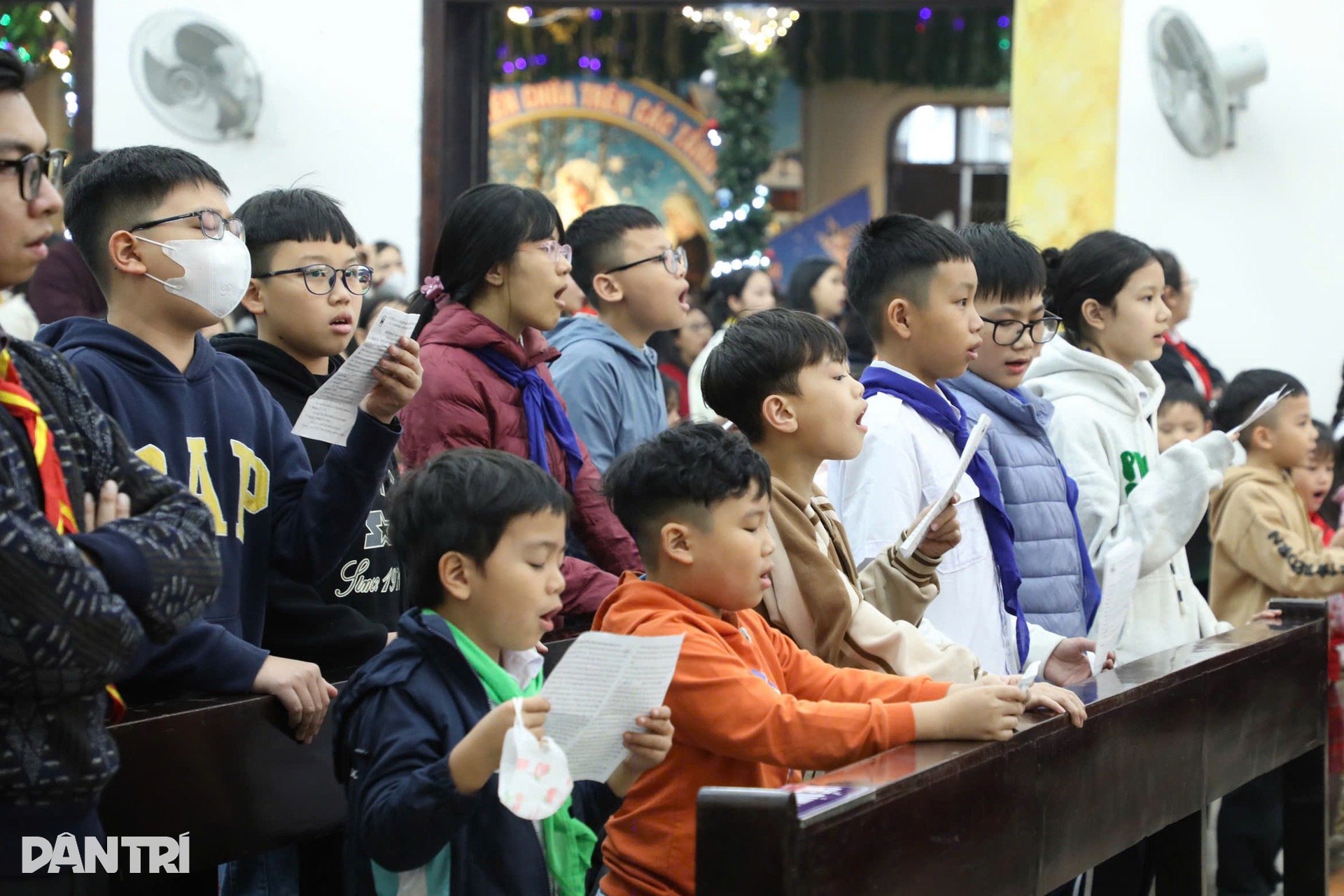 Hàng nghìn người đổ về Nhà thờ Lớn Hà Nội đón Giáng sinh - 17