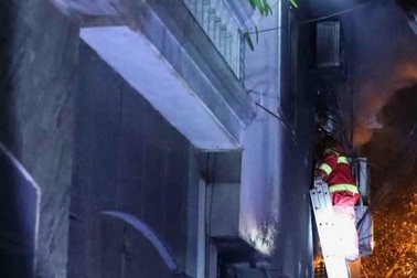 Cháy chung cư mini 9 tầng ở Hà Nội, 6 người mắc kẹt được giải cứu an toàn