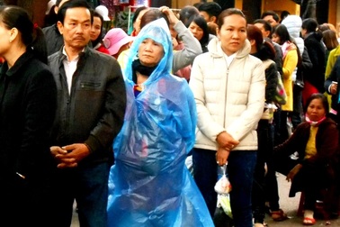 Biển người chen chân xếp hàng lễ chùa cầu an dịp Tết Nguyên Tiêu
