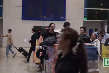 Vật vã giữa đêm ở sân bay chờ đón Việt kiều về ăn Tết