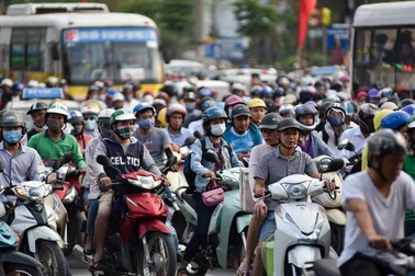 Hàng nghìn phương tiện nối đuôi đưa người dân trở lại Thủ đô sau kỳ nghỉ lễ