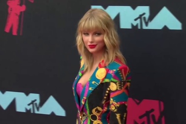 Taylor Swift rực rỡ sắc màu