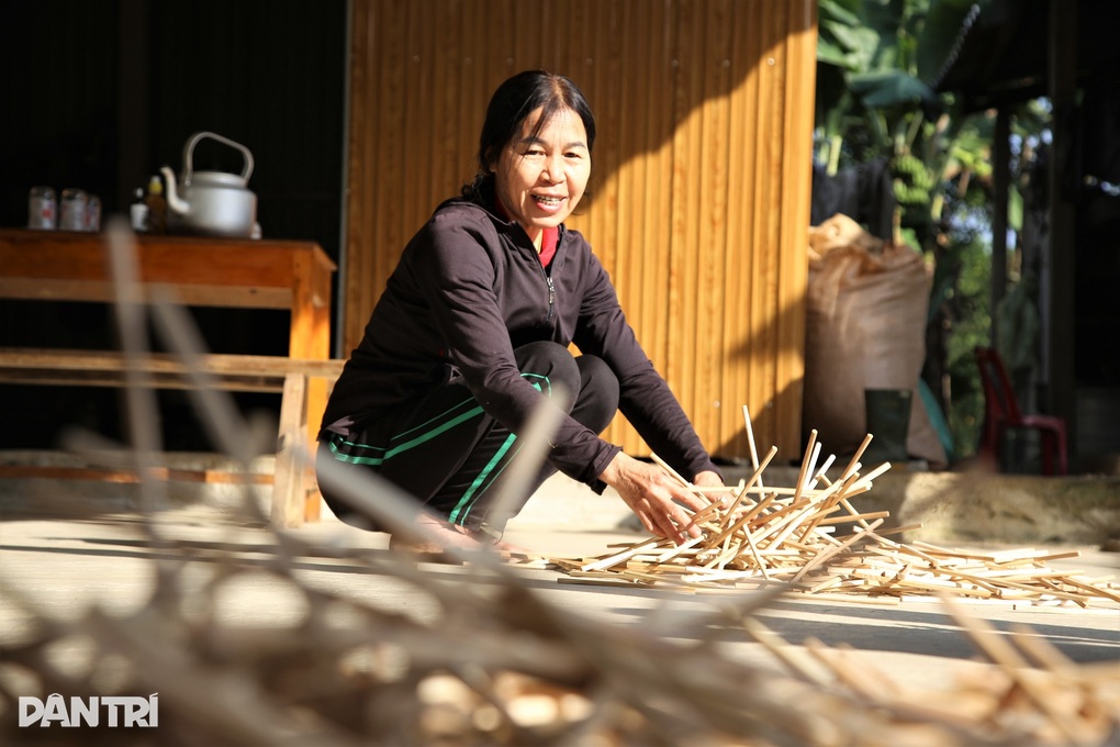 Đắt hàng dịp Tết, nghệ nhân làm đũa cau tất bật đến khuya - 3 Đắt hàng dịp Tết, nghệ nhân làm đũa cau tất bật đến khuya - 3