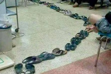 Xếp dép "xí chỗ" chờ khám bệnh ngay tại Hà Nội?