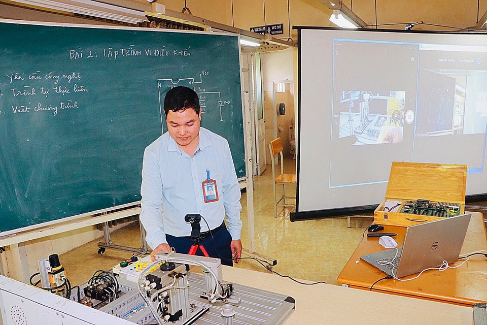 Giờ học online của trường nghề: Camera đặt nhiều góc - 2 Giờ học online của trường nghề: Camera đặt nhiều góc - 2