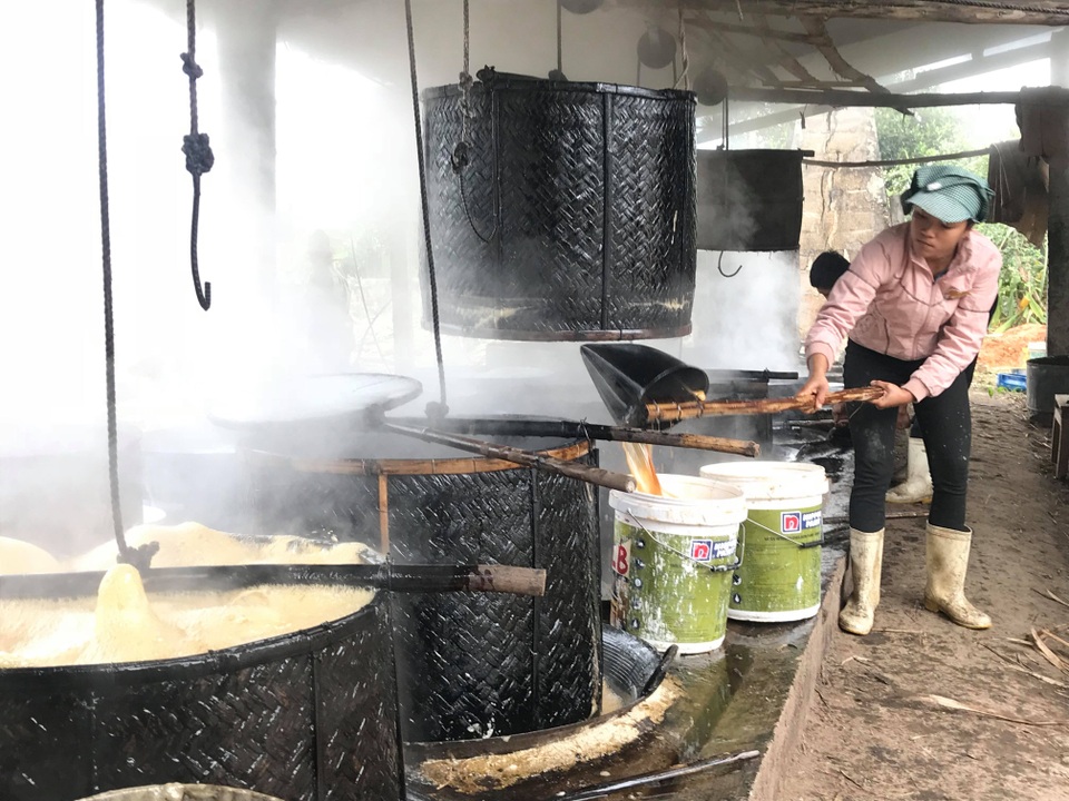 Cả làng đỏ lửa nấu mật, mùa Tết thu về gần trăm triệu đồng mỗi hộ - 2 Cả làng đỏ lửa nấu mật, mùa Tết thu về gần trăm triệu đồng mỗi hộ - 2