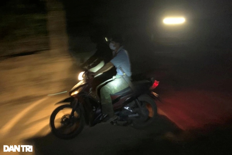 Xin xỏ không được, lâm tặc rút dao tấn công cán bộ để cướp lại gỗ - 1 Xin xỏ không được, lâm tặc rút dao tấn công cán bộ để cướp lại gỗ - 1