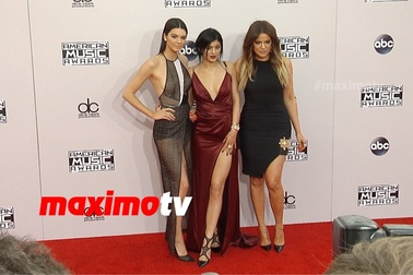 Kendall, Kylie, Khloe Kardashian rạng rỡ dự lễ trao giải American Music Awards
