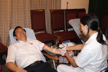 Bộ trưởng Bộ Thông tin và Truyền Thông tiên phong hiến máu