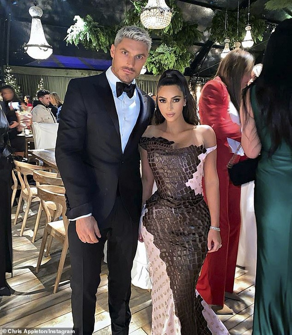 Khám phá tiệc giáng sinh xa hoa của gia đình Kardashian - 23 Khám phá tiệc giáng sinh xa hoa của gia đình Kardashian - 23