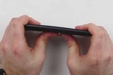 So sánh độ bền khi bẻ cong loạt smartphone “đình đám”