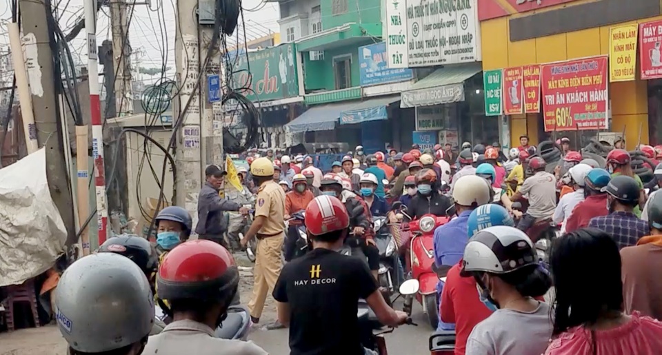 Quốc lộ kẹt xe nghiêm trọng vì người đàn ông say xỉn ngủ giữa đường - 3 Quốc lộ kẹt xe nghiêm trọng vì người đàn ông say xỉn ngủ giữa đường - 3