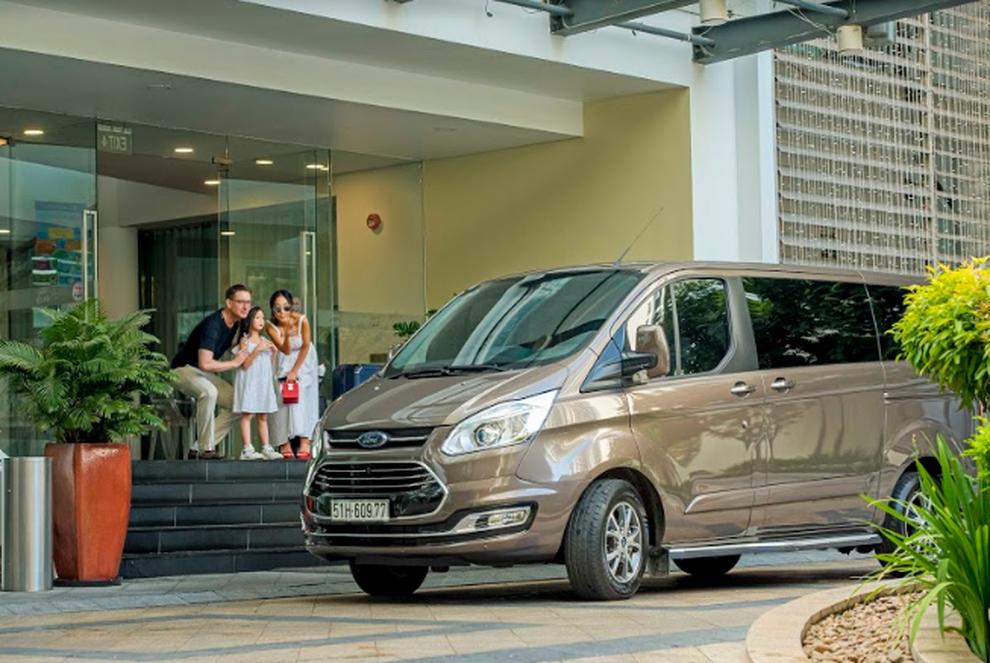 Gia đình ca sĩ Đoan Trang trải nghiệm MPV 7 chỗ Ford Tourneo - 2 Gia đình ca sĩ Đoan Trang trải nghiệm MPV 7 chỗ Ford Tourneo - 2