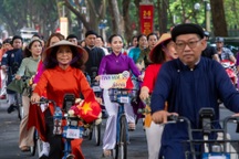 Hàng trăm người mặc áo dài, đạp xe diễu hành trên đường phố Hà Nội