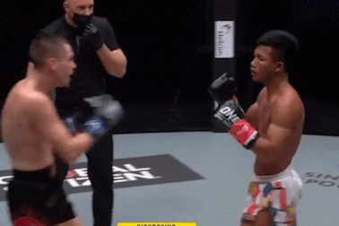 Võ sĩ gây sốc khi đứng yên chịu đòn nhưng vẫn... chiến thắng