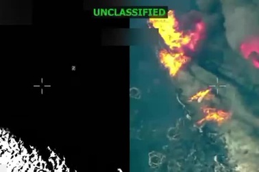 Khoảnh khắc Mỹ đánh chìm tàu nghi chở ma túy