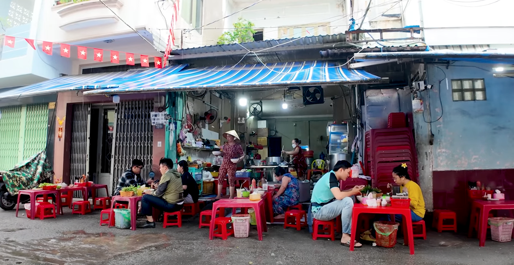 Ăn phở vỉa hè và phở 2,5 triệu đồng tại TPHCM, khách Tây nói gì? - 2 Ăn phở vỉa hè và phở 2,5 triệu đồng tại TPHCM, khách Tây nói gì? - 2