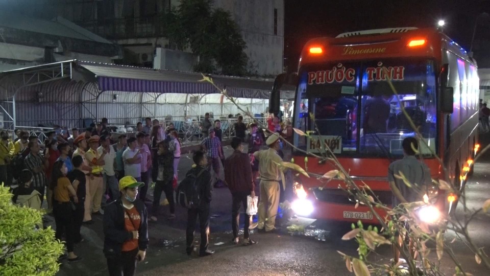 Gần 100 người về quê ăn tết bị “nhồi trong chiếc xe... 46 chỗ - 2 Gần 100 người về quê ăn tết bị “nhồi trong chiếc xe... 46 chỗ - 2