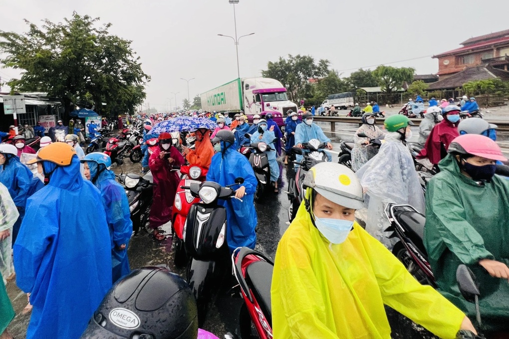 Quốc lộ 1 ngập sâu sáng đầu tuần, hàng trăm công nhân trễ giờ làm - 3 Quốc lộ 1 ngập sâu sáng đầu tuần, hàng trăm công nhân trễ giờ làm - 3