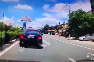 Tài xế đánh lái gấp tránh hai người đi xe máy ngã ra trước mũi xe