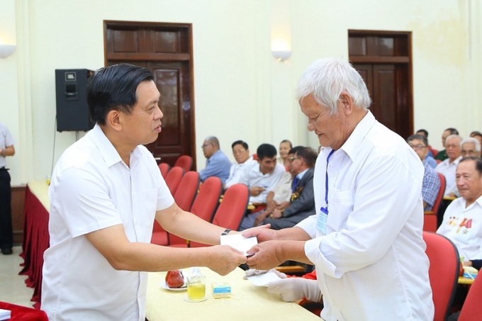 Thứ trưởng Nguyễn Bá Hoan thăm hỏi, tặng quà, chúc sức khỏe các đại biểu.