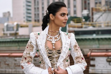 Con gái tỷ phú giàu nhất châu Á đeo trang sức 150 triệu USD dự Met Gala