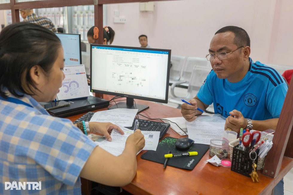 Cán bộ cơ sở làm ngày làm đêm để phục vụ dân - 2 Cán bộ cơ sở làm ngày làm đêm để phục vụ dân - 2