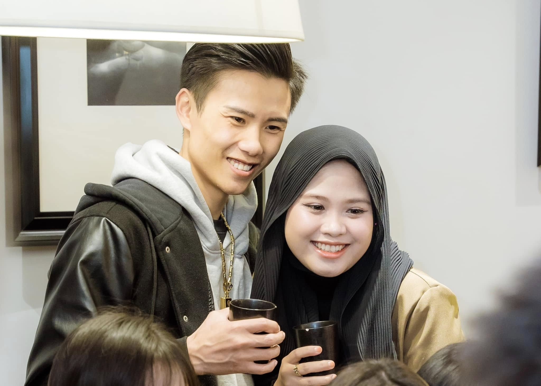 បន្ទាប់ពីជួបគ្នាតាមអនឡាញ ដេត វីឡា អាចទទួលបានប្រពន្ធជាជនជាតិឥណ្ឌូនេស៊ី អរគុណដល់... Google Translate - ១ Quen nhau qua mạng, Đạt Villa tán được vợ Indonesia nhờ... Google dịch - 1