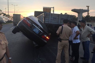 Rúc gầm xe tải, ôtô biển xanh bẹp dúm, chỏng vó