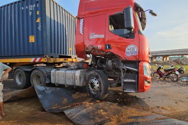 Xe đầu kéo đứt xích, 3 cuộn thép lăn xuống đường ở TPHCM