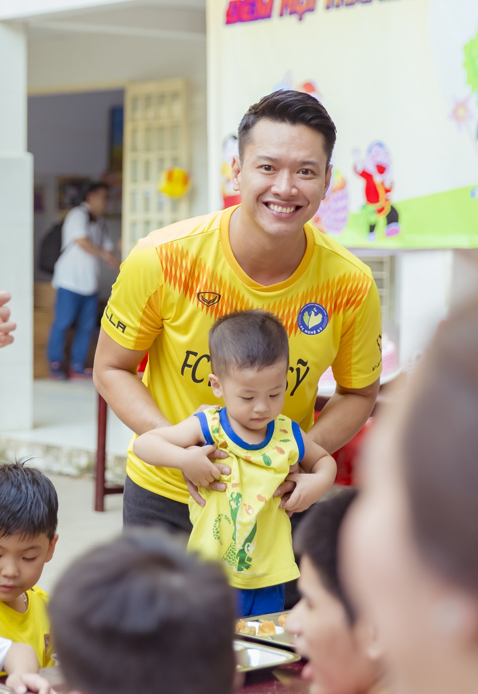 Siêu mẫu Hồ Đức Vĩnh tặng quà trung thu cho trẻ em - 3 Siêu mẫu Hồ Đức Vĩnh tặng quà trung thu cho trẻ em - 3