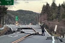 Người Việt thoát chết tích tắc vì đường nứt toác khi đang lái xe ở Nhật