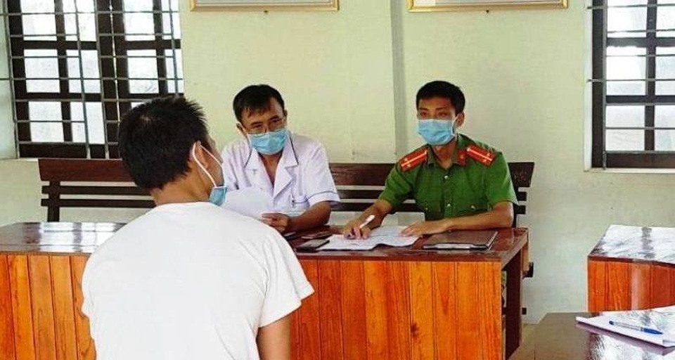 Người đàn ông bị phạt 3,5 triệu đồng vì trèo tường trốn khỏi khu cách ly - 1 Người đàn ông bị phạt 3,5 triệu đồng vì trèo tường trốn khỏi khu cách ly - 1