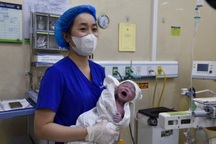 Xuyên đêm đón những "công dân 2025" Việt Nam đầu tiên