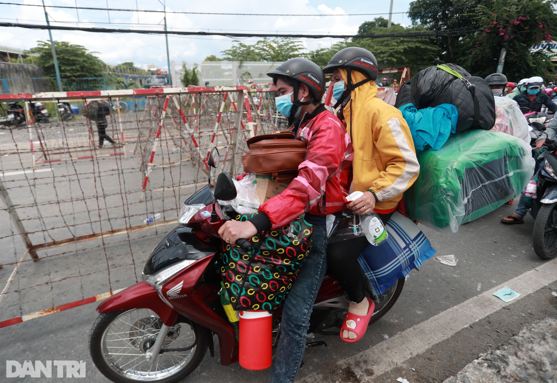 Hơn 24 giờ người dân phơi nắng, dầm mưa chờ qua chốt về quê miền Tây - 16 Hơn 24 giờ người dân phơi nắng, dầm mưa chờ qua chốt về quê miền Tây - 16