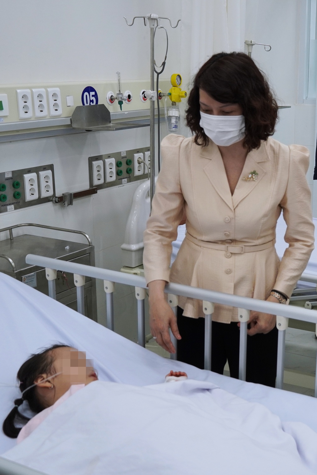 Việt Nam phải nhập khẩu hoàn toàn thuốc trị tay chân miệng làm từ máu người - 2 Việt Nam phải nhập khẩu hoàn toàn thuốc trị tay chân miệng làm từ máu người - 2