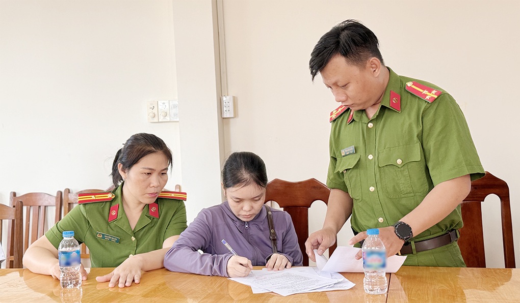 Nữ nhân viên ngân hàng lừa khách cài ứng dụng, chiếm đoạt hơn 1,2 tỷ đồng - 1 Nữ nhân viên ngân hàng lừa khách cài ứng dụng, chiếm đoạt hơn 1,2 tỷ đồng - 1